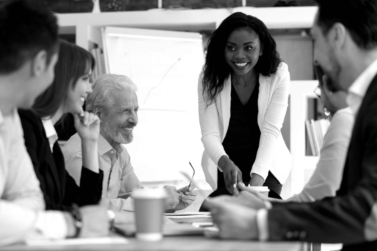 Mujer profesional dirigiendo una reunión con su equipo