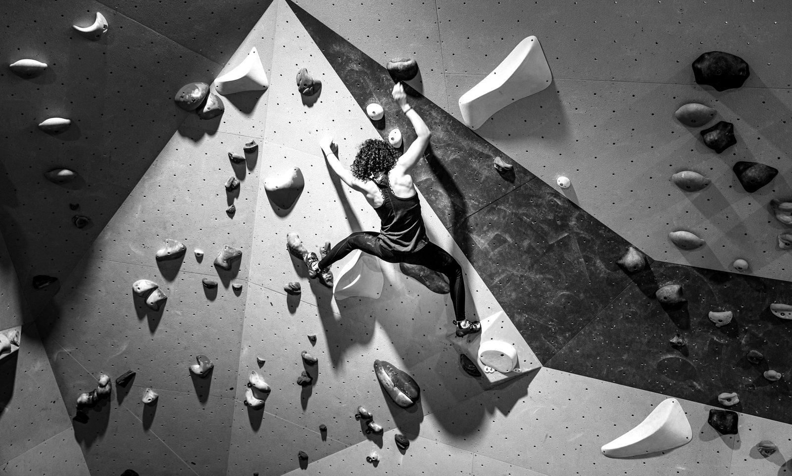 Mujer escalando un muro: el ascenso del liderazgo